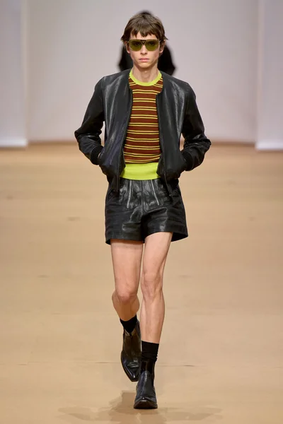 Look 10